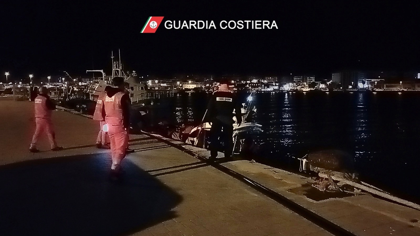 Marittimo colto da malore a bordo di motonave alla fonda nel Porto di Manfredonia: evacuazione medica via mare ad opera della Guardia Costiera