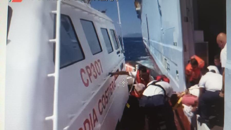 Colto da infarto crocierista trasportato in porto a Cagliari dalla guardia costiera